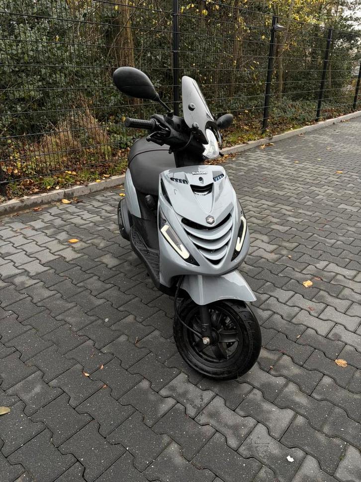 Piaggio Zip E5 i-Get – Nardo Grey, Fietsen en Brommers, Scooters | Piaggio, Zo goed als nieuw, Zip, Benzine, Ophalen