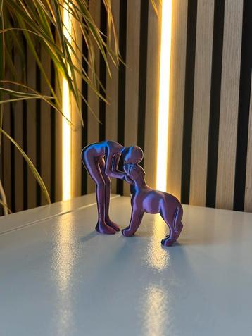 Beeld hond en baas, cadeau idee, decoratie beeld hond beschikbaar voor biedingen