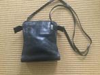 Zwart, lederen tasje, met verstelbare schouderband, Sieraden, Tassen en Uiterlijk, Tassen | Damestassen, Ophalen of Verzenden