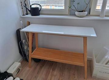 Leuke sidetable, ook leuk als plantentafel, wit met hout beschikbaar voor biedingen
