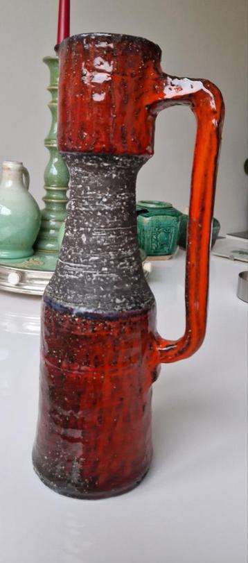 Vintage.
Brutalist design oranje lava glazuur Werpervaas.

 beschikbaar voor biedingen
