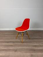 Vitra DSW eetkamerstoelen, Ophalen of Verzenden, Zo goed als nieuw, Rood, Stof
