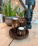 Houtsnijwerk: drie houten waxinelichthouders met plateau, Huis en Inrichting, Ophalen of Verzenden, Zo goed als nieuw