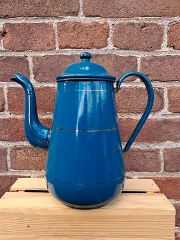 Petrol blauw emaille koffiepot met bies. beschikbaar voor biedingen