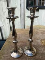 Twee oude, hoge metalen zilverkleurige kandelaars, Gebruikt, Overige kleuren, 25 tot 50 cm, Ophalen of Verzenden