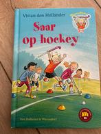 Kinderboek, Saar op Hockey, 3 in 1, vivian den hollander, M4, Gelezen, Non-fictie, Vivian den Hollander, Ophalen of Verzenden