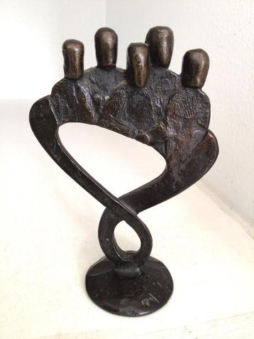 Bronze Sculptuur “ SAAMHORIGHEID “ van Corry Ammerlaan beschikbaar voor biedingen