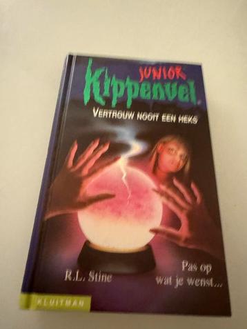 Junior Kippenvel: Vertrouw Nooit een Heks beschikbaar voor biedingen