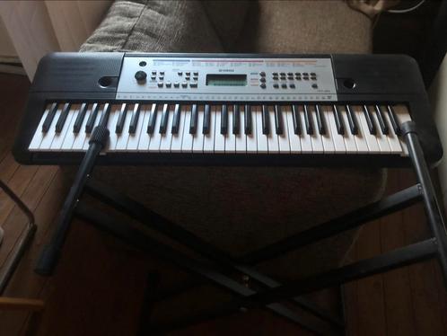 Keyboard Yamaha YPT-260 met standaard, rekje, en koptelefoon, Muziek en Instrumenten, Keyboards, Zo goed als nieuw, 61 toetsen