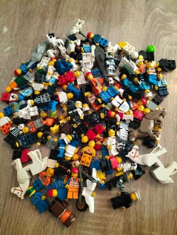 Lego minifiguren diverse thema's  beschikbaar voor biedingen
