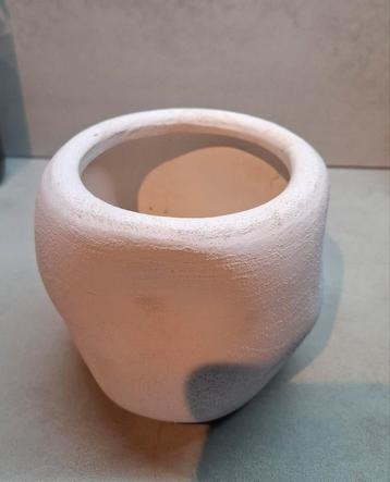 Ecru witte organische bloempot van keramiek  beschikbaar voor biedingen