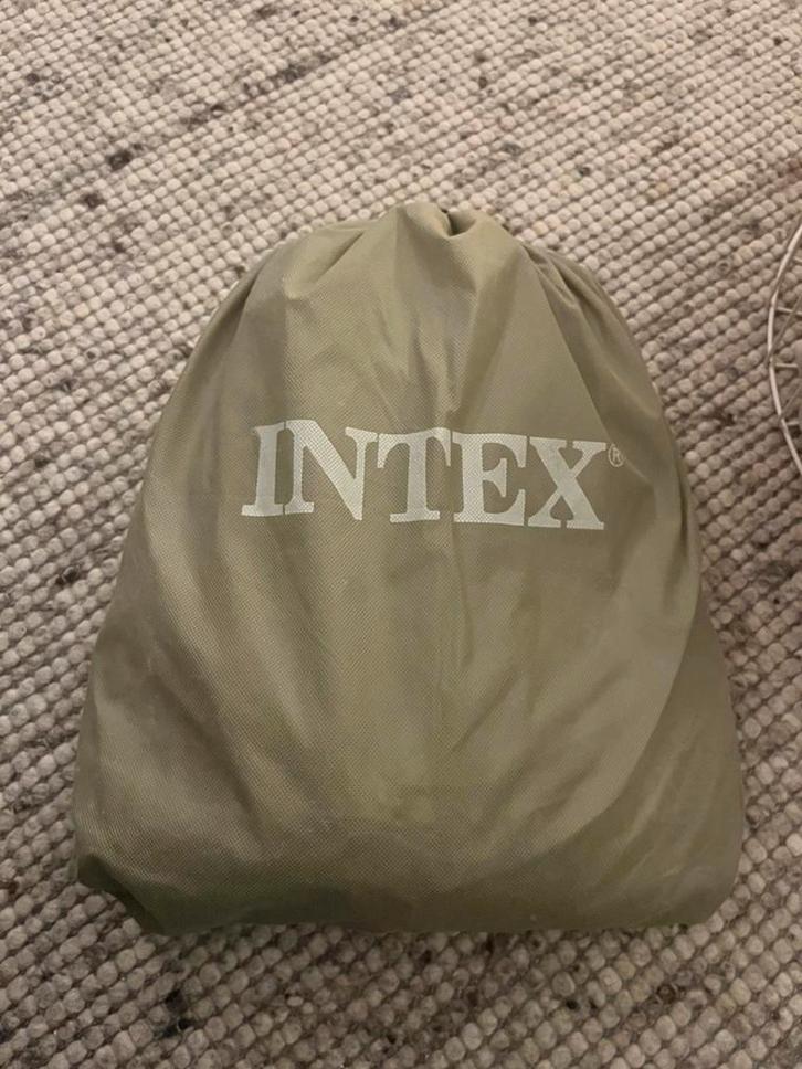Intex luchtbed 2 stuks, Caravans en Kamperen, Luchtbedden, Zo goed als nieuw, Ophalen