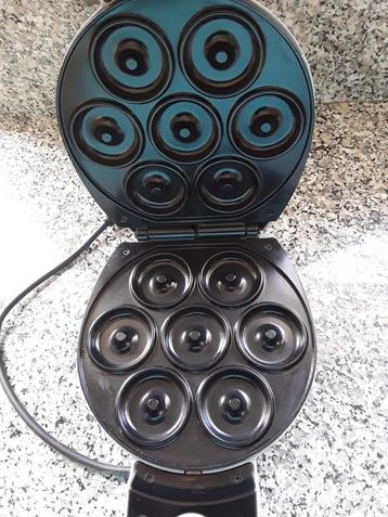 Donutmaker - Paar keer gebruikt functioneert goed beschikbaar voor biedingen