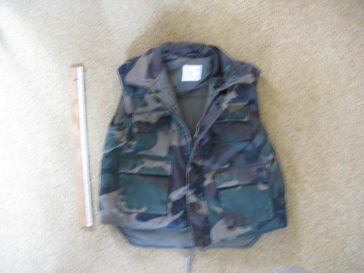Bodywarmer camouflage kind, Kinderen en Baby's, Kinderkleding | Kinder-kledingpakketten, Zo goed als nieuw, Maat 134, Ophalen of Verzenden