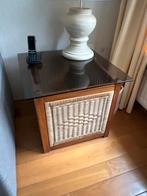 2 x Bijzettafel met glazen blad en rieten details, Huis en Inrichting, Ophalen, Minder dan 45 cm, Minder dan 55 cm, Gebruikt