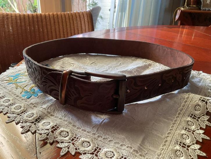 MOOIE LEREN ZGAN BRUIN LEREN RIEM MET RELIEF, Kleding | Dames, Riemen en Ceinturen, Zo goed als nieuw, Tailleriem, 90 tot 100 cm