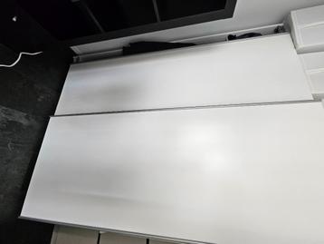 Kledingkast met witte schuifdeuren