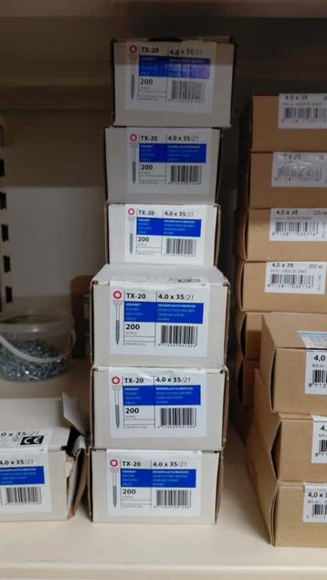 37 doosjes 4x35/21 schroeven a 200st €95,00 beschikbaar voor biedingen