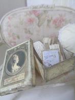 Brocant doosje met inhoud....Poppenhuis 1:12..(Fotonr F28)*, Ophalen of Verzenden, Nieuw, Poppenhuis