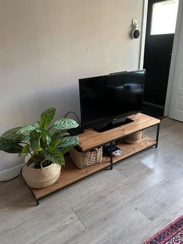 Stoer tv meubel beschikbaar voor biedingen