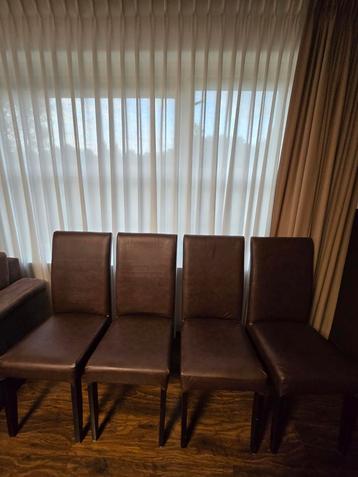 Set van 4 bruine eetkamerstoelen.  beschikbaar voor biedingen