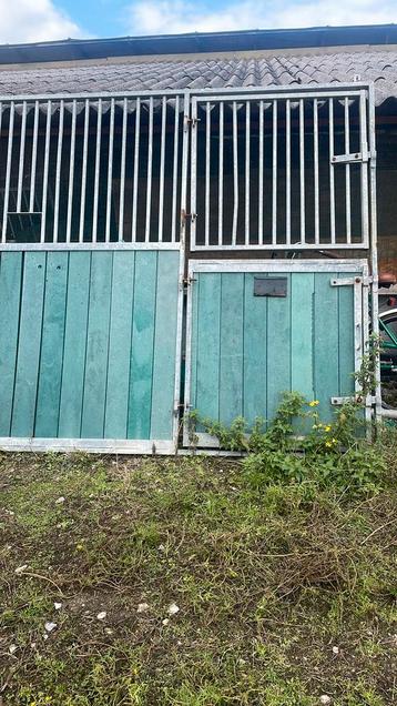 Stal wand beschikbaar voor biedingen