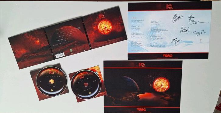 IQ RESISTANCE DUBBEL CD SIGNED, Cd's en Dvd's, Cd's | Rock, Zo goed als nieuw, Progressive, Ophalen of Verzenden