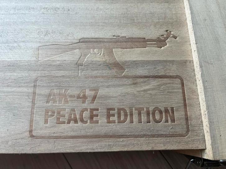 AK-47 Peace Edition - Gesigneerd Kunstwerk, Antiek en Kunst, Kunst | Designobjecten, Ophalen of Verzenden
