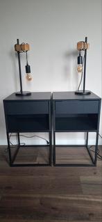 2 zwarte IKEA VIKHAMMER nachtkastjes z.g.a.n., Huis en Inrichting, Slaapkamer | Nachtkastjes, Ophalen, Minder dan 45 cm, Zo goed als nieuw