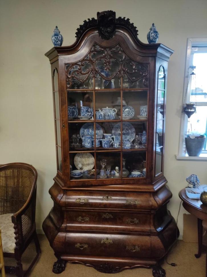 Antieke dubbel gebogen wortelnoten vitrine-porselein kast, Antiek en Kunst, Antiek | Meubels | Kasten, Ophalen