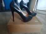Christian louboutin pumps maat 38.5 in nieuwstaat, Kleding | Dames, Schoenen, Ophalen of Verzenden, Zo goed als nieuw, Zwart