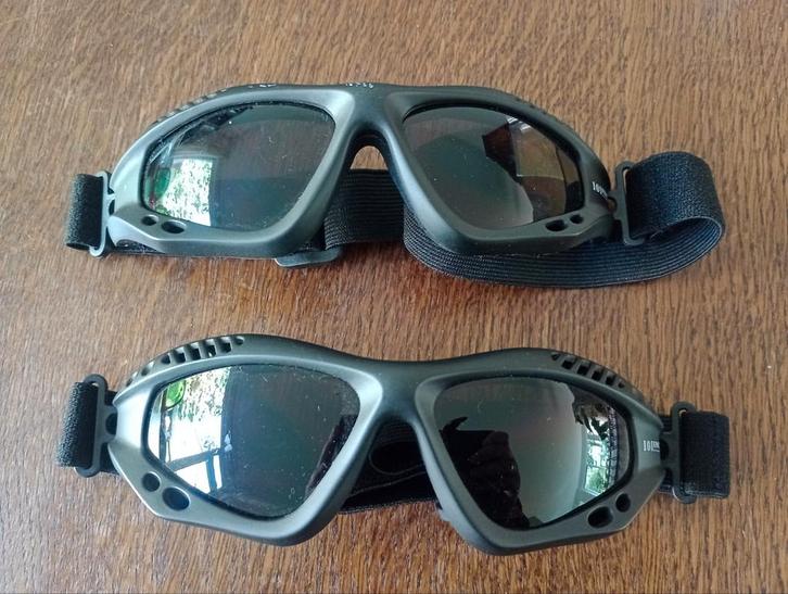 2x Zwarte ski-/sport zonnebril - hoofd elastiek, Kleding | Heren, Carnavalskleding en Feestkleding, Nieuw, Accessoires, Carnaval