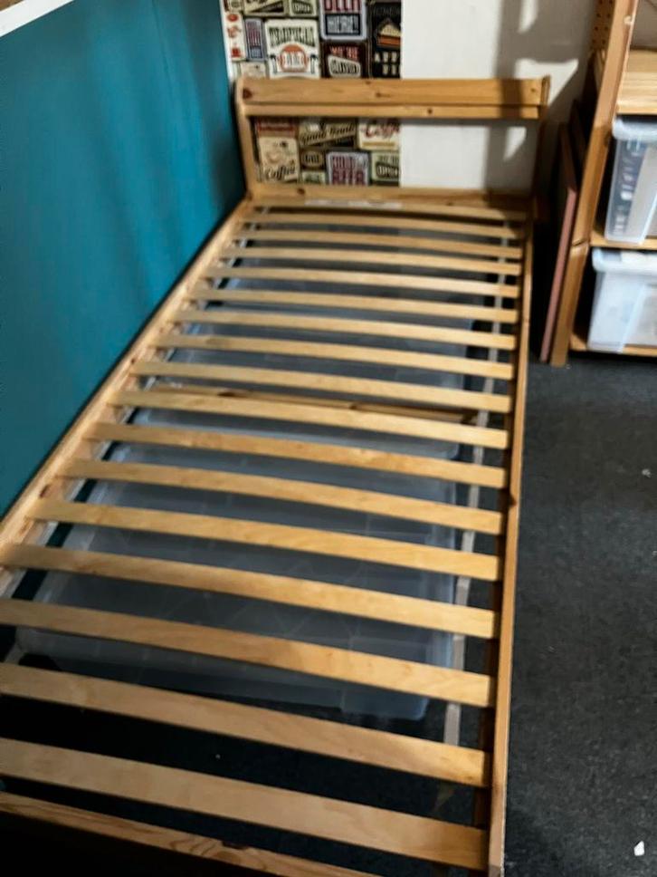 IKEA Neiden bedframe met lattenbodem, Huis en Inrichting, Slaapkamer | Bedden, Gebruikt, Eenpersoons, 90 cm, 200 cm, Hout, Bruin