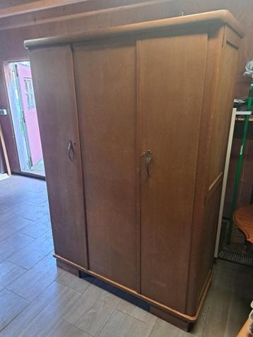 mooie vintage 3 deurs kledingkast te koop. 2 beschikbaar voor biedingen