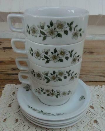 4 Kleine soepkoppen & schotels met witte bloemetjes beschikbaar voor biedingen