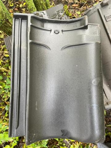 Monier 5 zwarte dakpannen beschikbaar voor biedingen