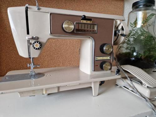 Naaimachine Zig Zag Electa
Inclusief pedaal, Antiek en Kunst, Antiek | Naaimachines, Ophalen