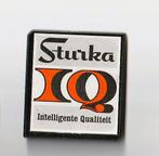 grote plastic brochespeld STURKA (5,5x6cm), Verzamelen, Ophalen of Verzenden, Overige onderwerpen, Speldje of Pin