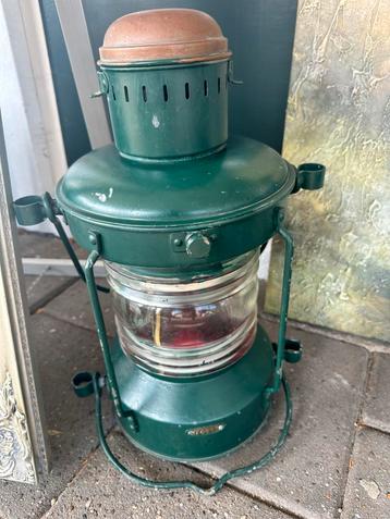 Oude Scheepslamp met Rode Binnenzijde beschikbaar voor biedingen