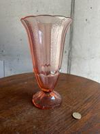 Art Deco vaasje — roze geperst glas (ca. 1930), Ophalen of Verzenden
