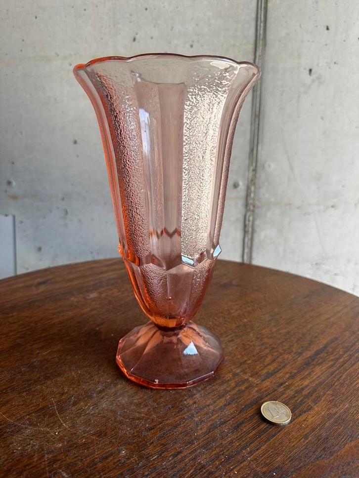 Art Deco vaasje — roze geperst glas (ca. 1930), Antiek en Kunst, Antiek | Vazen, Ophalen of Verzenden