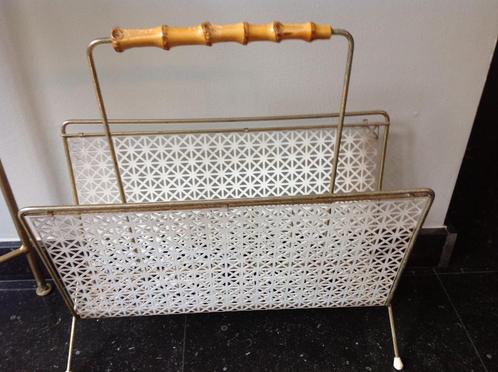 VINTAGE LECTUURBAK “GEPERFOREERD STAAL MET BAMBOE”, Huis en Inrichting, Woonaccessoires | Krantenbakken en Lectuurbakken, Ophalen of Verzenden