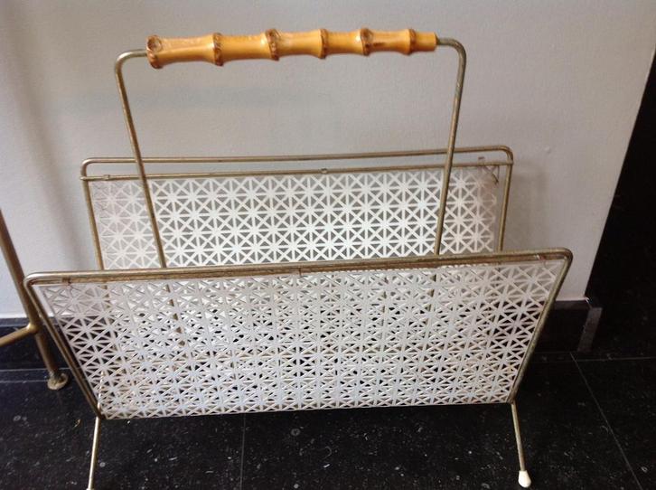 VINTAGE LECTUURBAK “GEPERFOREERD STAAL MET BAMBOE”, Huis en Inrichting, Woonaccessoires | Krantenbakken en Lectuurbakken, Ophalen of Verzenden