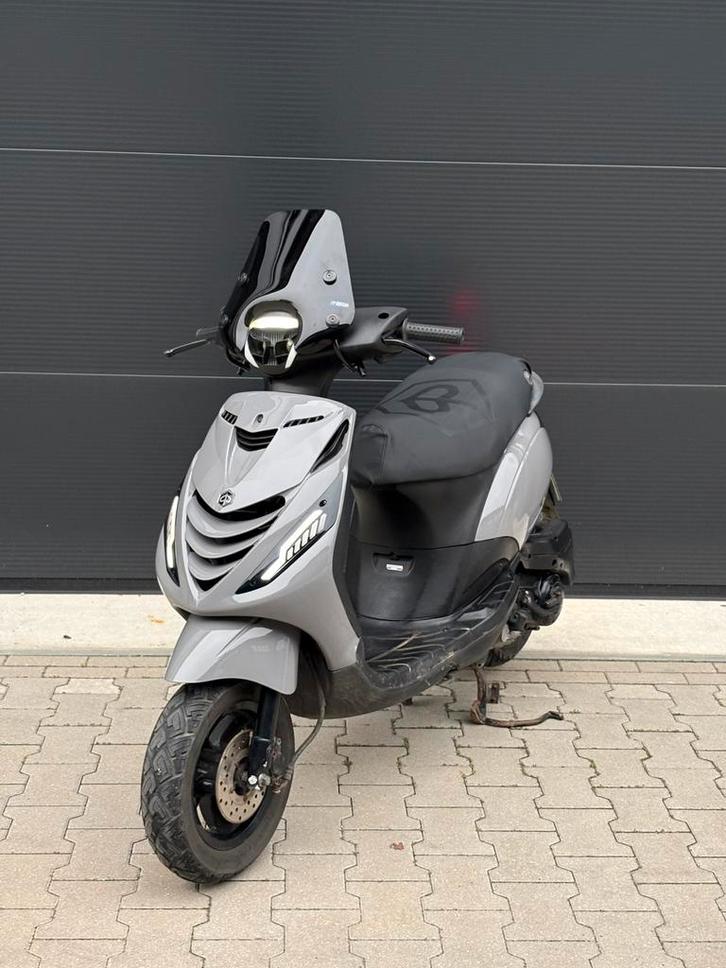 Piaggio zip 50cc 2016 Nardo grey Full option, Fietsen en Brommers, Brommers | Tuning en Styling, Zo goed als nieuw, Ophalen of Verzenden