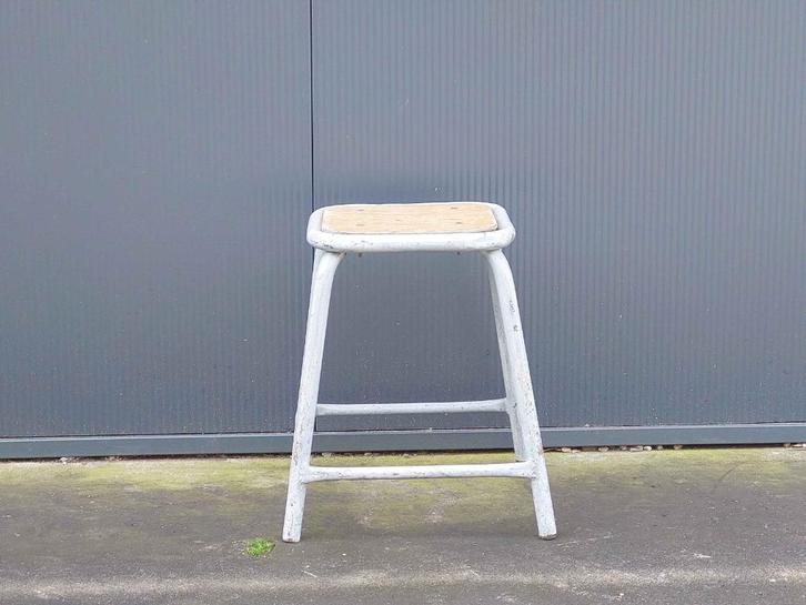 Oude stoere grijze kruk / vintage / staal en hout / H 44 cm, Huis en Inrichting, Krukjes, Gebruikt, Staal, Ophalen of Verzenden