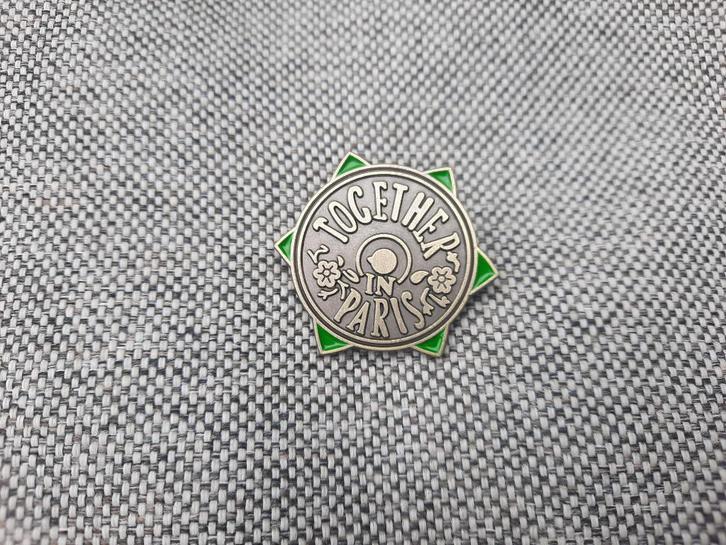 1 mooie pin met de tekst - Together in Paris - te koop, Verzamelen, Speldjes, Pins en Buttons, Nieuw, Speldje of Pin, Stad of Land