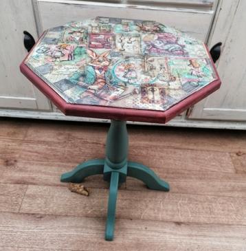 Te koop uniek wijn/ bijzettafeltje Alice in wonderland beschikbaar voor biedingen