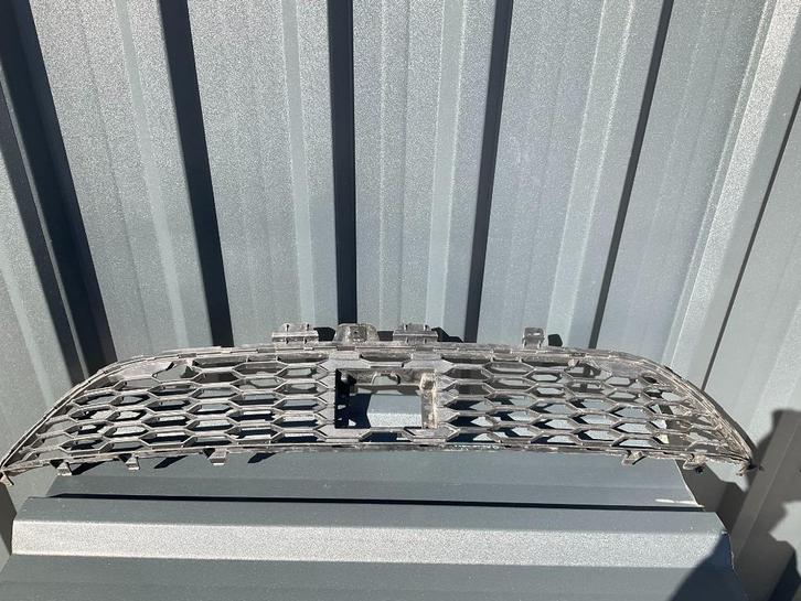 Bumper Grill Dacia Sandero 3 622543243R Rooster RE-21096, Auto diversen, Tuning en Styling, Ophalen of Verzenden