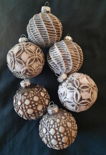 6 taupe kleurige luxe kerstballen beschikbaar voor biedingen