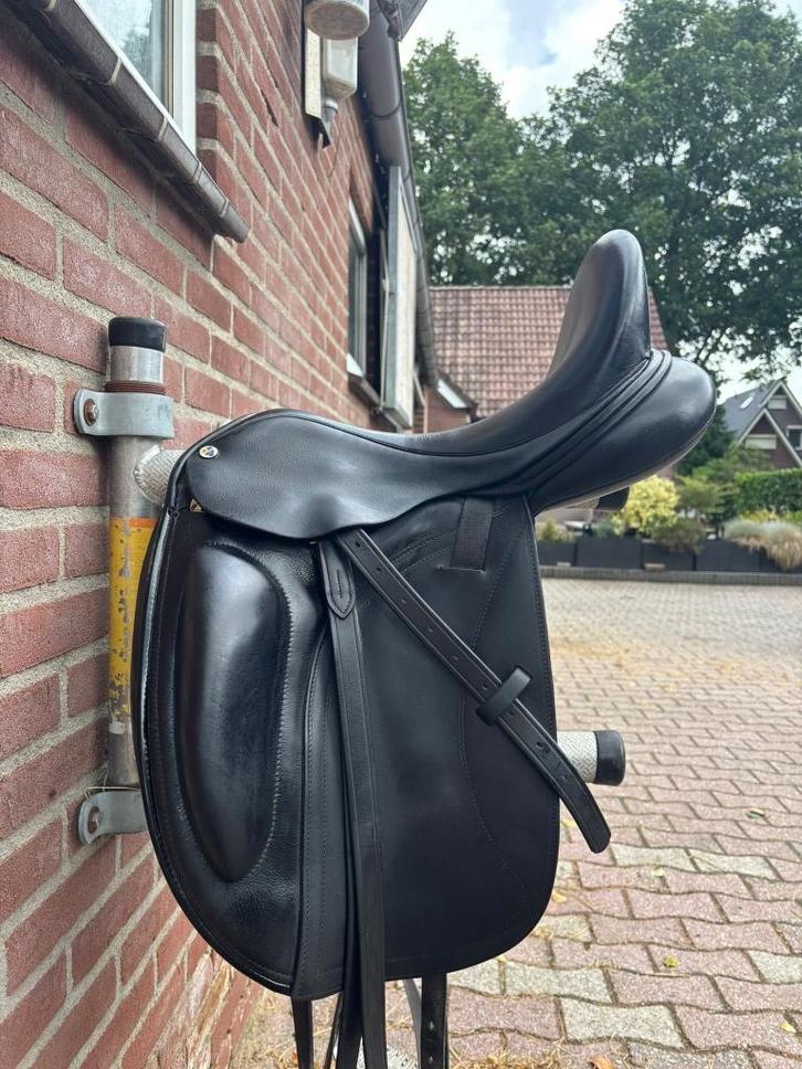 N2 dressuurzadel 17,5 inch, Dieren en Toebehoren, Paarden en Pony's | Zadels, Gebruikt, Dressuur, Ophalen